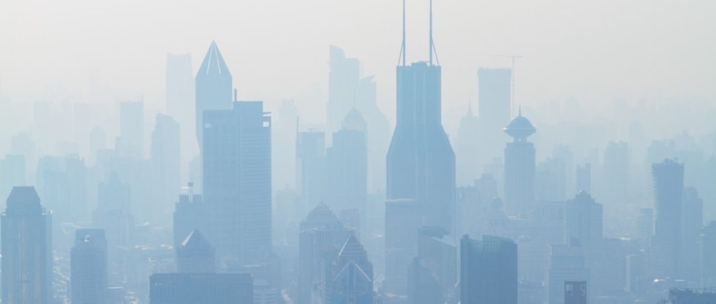 Puxi, centre historique de Shanghaï (Chine)., sous un épais nuage de pollution