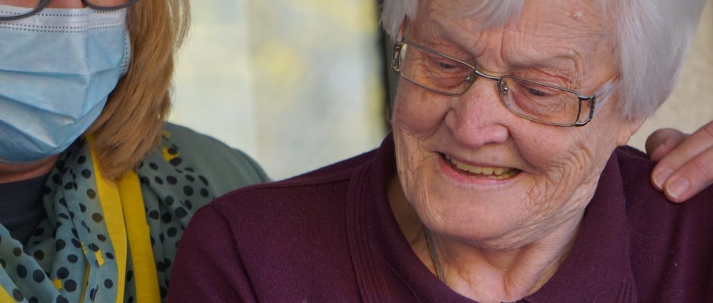 Une personne âgée discutant avec une infirmière.