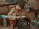 Un enfant tenant une marmite, Pakistan.