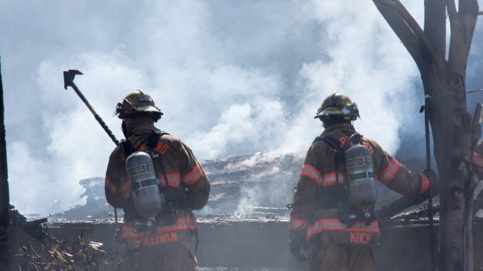 Des pompiers américains luttant contre un incendie à Vestal Elementary School, Portland, Etats Unis.